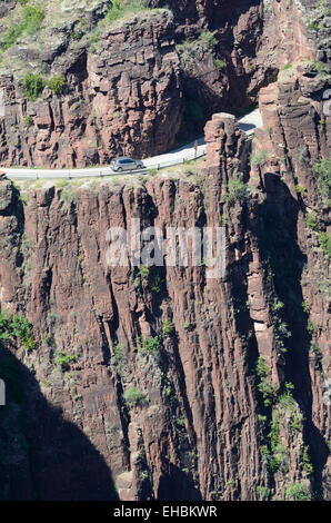 Location de voiture sur Cliff Road. Falaises et de falaise le long de la Route des Gorges de Daluis en grès ou gorges du Daluis Alpes-Maritime France Banque D'Images