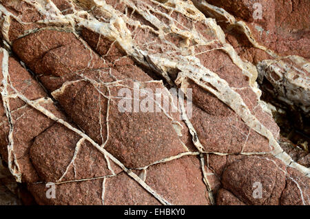 Les filons de quartz dans la Rhyolite roche volcanique Cap Dramont près de Saint Raphaël, Côte d'Azur France Banque D'Images