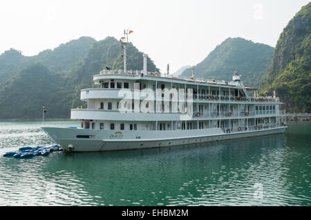 Bateau de tourisme de luxe,énorme, les montagnes de calcaire karstique dans le parc national de Cat Ba, La Baie d'Halong,Ha Long, Ha Long, Halong Bay, Vietnam, Banque D'Images