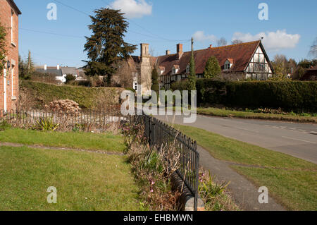 En vertu de l'Ashton Hill village, Worcestershire, Angleterre, RU Banque D'Images