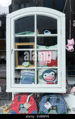 Une fenêtre windows dans un magasin de jouets Banque D'Images