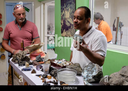 Man holding roche contenant de rares Larimar bleu donnant une démonstration pour les touristes dans l'Ambre atelier de joaillerie. Puerto Plata Banque D'Images