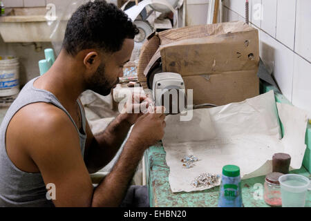 Un artisan local travailleur fait bijoux de Larimar ambre en atelier d'usine. Puerto Plata, République dominicaine, îles des Caraïbes Banque D'Images