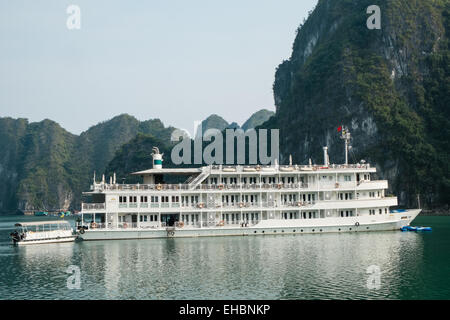 Bateau de tourisme de luxe,énorme, les montagnes de calcaire karstique dans le parc national de Cat Ba, La Baie d'Halong,Ha Long, Ha Long, Halong Bay, Vietnam, Banque D'Images