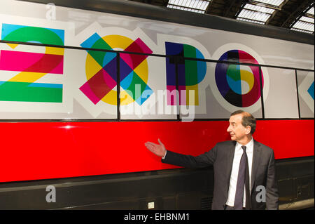 Talie. Milan, Trenitalia présente ses nouvelles couleurs train Expo Fiera Milano Rho FrecciaRossa 2015. Giuseppe Sala Banque D'Images