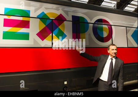 Talie. Milan, Trenitalia présente ses nouvelles couleurs train Expo Fiera Milano Rho FrecciaRossa 2015. Giuseppe Sala Banque D'Images