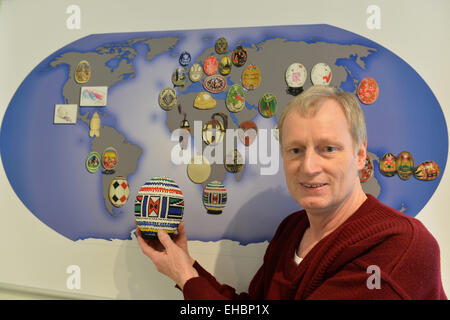 Senftenberg, Allemagne. Mar 11, 2015. Erhard collecteur Schwerin présente une décoration de Pâques oeufs ostritch au Musée à Senftenberg, Allemagne, 11 mars 2015. Plus de 1000 Oeufs de Pâques décorés artistiquement à partir de 50 pays sont présentés à l'exposition 'Rund ums Ei' (tout sur l'oeuf), soit jusqu'au 14 mars 2015. Dpa : Crédit photo alliance/Alamy Live News Banque D'Images