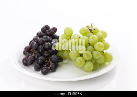 Grappe de raisin sur une plaque Banque D'Images