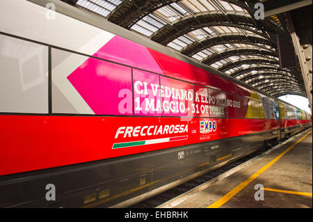 Talie. Milan, Trenitalia présente ses nouvelles couleurs qui arriveront FrecciaRossa train à la station Rho Fiera Milano Expo 2015. Banque D'Images