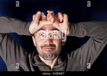 L'homme faisant face, studio shot Banque D'Images
