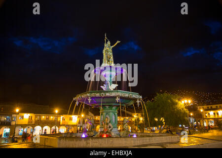 Statue de Pachacuti, Plaza de Armas, Cusco, Pérou, Province d'Urubamba, fouantain Banque D'Images