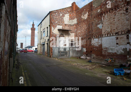 Une rue secondaire à Grimsby Docks avec le dock tower en arrière-plan. Banque D'Images