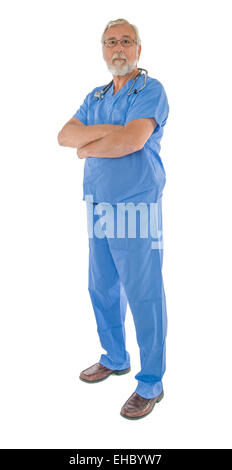 Mature doctor in scrubs isolé sur fond blanc looking at camera Banque D'Images