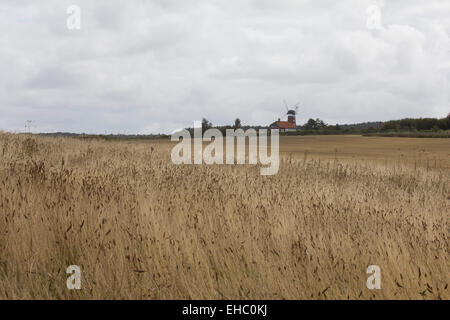 Moulin à Weybourne North Norfolk, Angleterre un jour nuageux. Une scène de campagne traditionnelle britannique. Banque D'Images