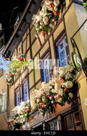 'Chez Yvonne' restaurant avec décoration de Noël Strasbourg Alsace France Europe Banque D'Images