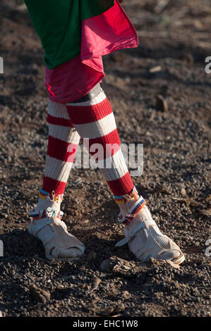 Chaussettes rayées rouge et blanc d'un samburu moran (guerrier), Archer's post salon, Kenya Banque D'Images