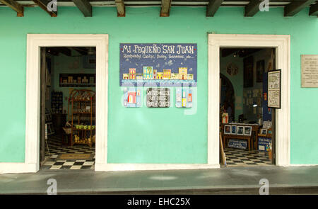 Entrée de moi Pequeno boutique de souvenirs à Porto Rico. Banque D'Images