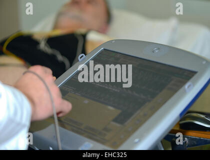 Procédure de programmation du défibrillateur implantable dans centre clinique universitaire soeur de la miséricorde à Zagreb, Croatie Banque D'Images