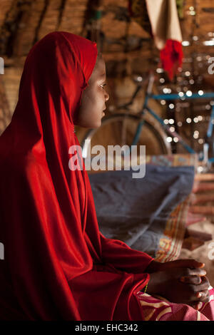 Tera, de l'ouest Niger ; Fatima Ismaghil, 13, a été vendue par son père comme un enfant mariée pour 20 chèvres. Banque D'Images