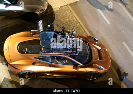 Rome, Italie. 10 mars, 2015. Location de tournage scène de poursuite de nouveau James Bond 'Stinger' le long du Tibre sur emplacement dans Rome, Italie. Sur la photo : Prototype Jaguar C-X75 Crédit : Piotr Zajac/Alamy Live News Banque D'Images