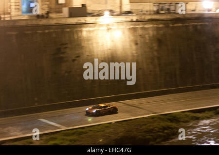 Rome, Italie. 10 mars, 2015. Location de tournage scène de poursuite de nouveau James Bond 'Stinger' le long du Tibre sur emplacement dans Rome, Italie. Sur la photo : Prototype Jaguar C-X75 Crédit : Piotr Zajac/Alamy Live News Banque D'Images