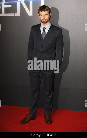 Londres, Royaume-Uni. Mar 11, 2015. Theo James assiste à la première mondiale de ''Insurgent'' à Odéon Leciester Square. Credit : Ferdaus Shamim/ZUMA/Alamy Fil Live News Banque D'Images