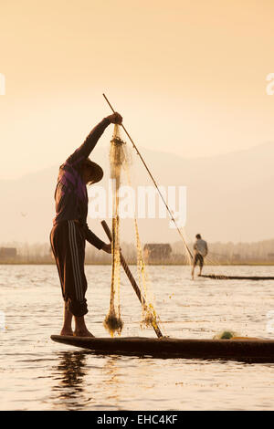 Pêche Les pêcheurs d'aviron de la jambe sur le lac Inle au lever du soleil, au lac Inle, Myanmar ( Birmanie ), l'Asie Banque D'Images