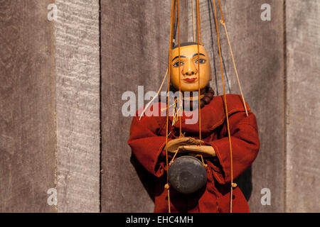 Le moine bouddhiste marionnette pour la vente dans un marché de village, le Myanmar Le Myanmar ( Birmanie ), l'Asie Banque D'Images