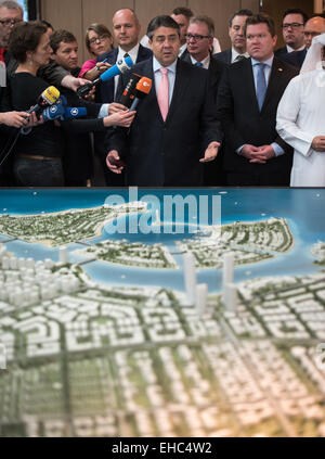 Doha, Qatar. Mar 10, 2015. Le ministre allemand de l'économie, Sigmar Gabriel (SPD, C) donne une déclaration lors d'une tournée à travers le projet de construction urbaine Lusail City à Doha, Qatar, le 10 mars 2015. Photo : Bernd von Jutrczenka/dpa/Alamy Live News Banque D'Images