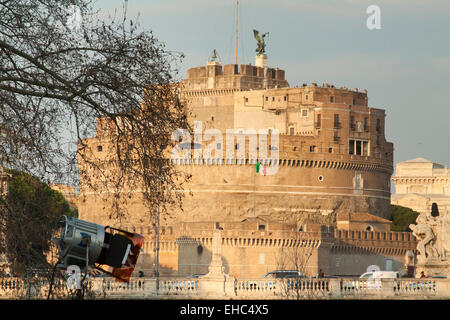 Rome, Italie. 10 mars, 2015. Location de tournage scène de poursuite de nouveau James Bond 'Stinger' le long du Tibre sur emplacement dans Rome, Italie. En Photo : la lampe montée sur l'ensemble des scènes de nuit avec le Castel Sant'Angelo in background Crédit : Piotr Zajac/Alamy Live News Banque D'Images