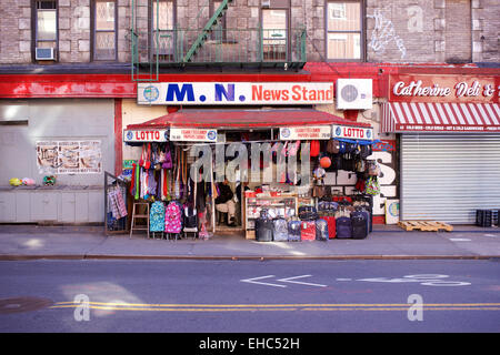 Stocker dans la coquille d'un ancien kiosque à journaux dans le Chinatown de Manhattan, New York, NY, USA. Banque D'Images