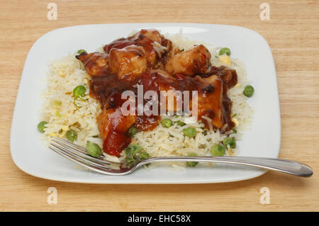 Repas Chinois, poulet en sauce aux haricots noirs avec du riz sur une assiette avec une fourchette Banque D'Images