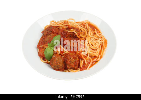Spaghetti et boulettes de viande d'une feuille de basilic dans un bol blanc isolé contre Banque D'Images