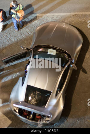 Rome, Italie. 10 mars, 2015. Location de tournage scène de poursuite de nouveau James Bond 'Stinger' le long du Tibre sur emplacement dans Rome, Italie. Sur la photo : Aston Martin DB10 Crédit : Piotr Zajac/Alamy Live News Banque D'Images