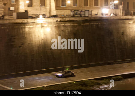 Rome, Italie. 10 mars, 2015. Location de tournage scène de poursuite de nouveau James Bond 'Stinger' le long du Tibre sur emplacement dans Rome, Italie. Sur la photo : Aston Martin DB10 Crédit : Piotr Zajac/Alamy Live News Banque D'Images