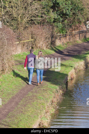 Young Caucasian Couple Waliking le long chemin de halage du canal de Stourbridge, Staffordshire, Angleterre, RU en hiver Banque D'Images