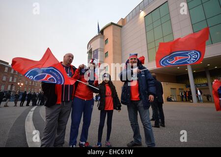 Stamford Bridge, Chelsea, London UK. Mar 11, 2015. Deuxième étape de la Ligue des Champions. Chelsea contre Paris St Germain. Montre de Stamford Bridge Crédit : supporters PSG Plus Sport Action/Alamy Live News Banque D'Images