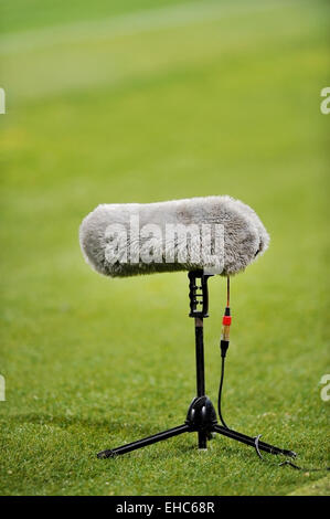 Sport Furry microphone sur un terrain de soccer Banque D'Images