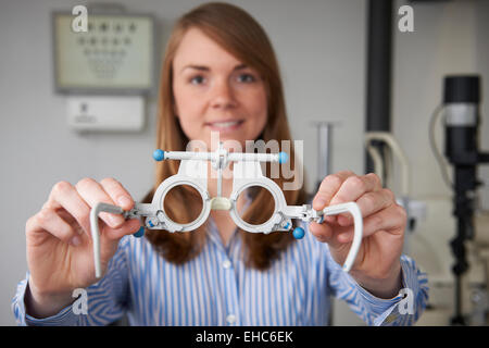 Opticien femelle Giving Patient Test de la vue Banque D'Images