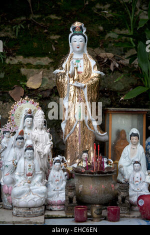 Des statues de dieux et de divinités sur un lieu de culte à proximité du front de mer de Sai Kung Nouveaux Territoires Hong Kong Banque D'Images