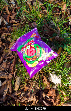 Monster Munch Crisp Packet vide ordures une pelouse, UK Banque D'Images