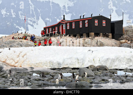 L'ancien bureau de poste de pingouin station de recherche à Port Lockroy, l'Antarctique. Banque D'Images