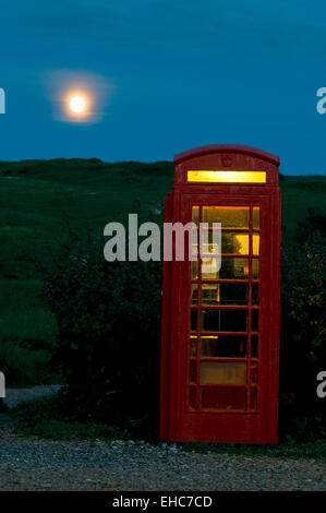 Boîte de téléphone et la pleine lune dans le sud de l'Angleterre, Grande-Bretagne, Europe Banque D'Images