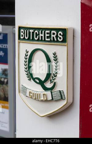 Les bouchers Q plaque Guild accroché au mur d'une boutique de bouchers Pately Bridge nr Harrogate, Yorkshire du Nord. Banque D'Images