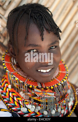 Fille de Turkana avec collier et boucles colorées massives et traditionnelles hairstyle, Loiyangalani, Kenya Banque D'Images