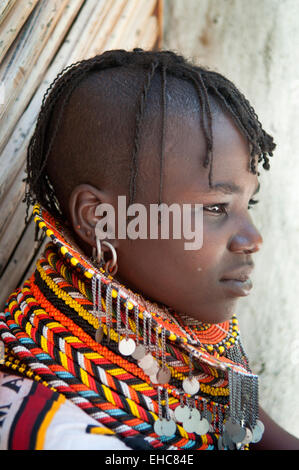 Fille de Turkana avec collier et boucles colorées massives et traditionnelles hairstyle, Loiyangalani, Kenya Banque D'Images