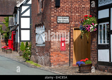 Great Budworth High Street en été, Grand Budworth, Cheshire, England, UK Banque D'Images