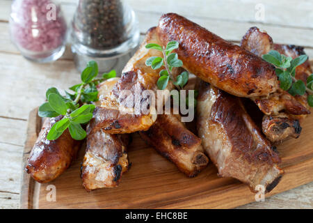 Côtes levées de porc et saucisses Banque D'Images