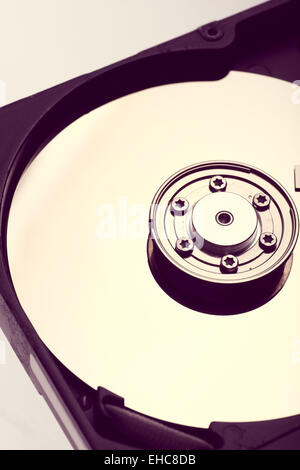 Image en couleur avec les détails de l'intérieur d'un disque dur de l'ordinateur. Banque D'Images