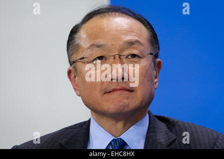 Berlin, Allemagne. Mar 11, 2015. Le Président du Groupe de la Banque mondiale Jim Yong Kim assiste à une conférence de presse conjointe après une réunion à la chancellerie à Berlin, Allemagne, le 11 mars 2015. Credit : Zhang Fan/Xinhua/Alamy Live News Banque D'Images